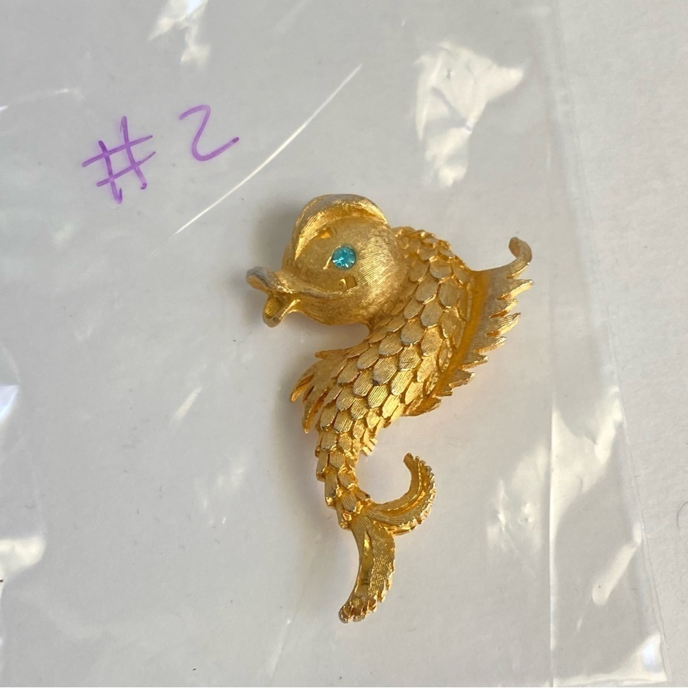 Vintage 50s Fish Brooch Mythological Sea Creature Seahorse Dolphin Gold Pin - Picture 8 of 8